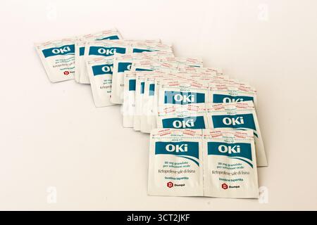 OKI 80 mg solution buvable granulés, sel de kétoprofène lysine, produit par Dompé Farmaceutici. Médicament anti-inflammatoire utilisé pour soulager la douleur et l'inflammation Banque D'Images