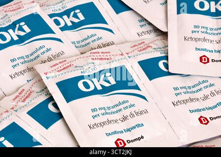 OKI 80 mg solution buvable granulés, sel de kétoprofène lysine, produit par Dompé Farmaceutici. Médicament anti-inflammatoire utilisé pour soulager la douleur et l'inflammation Banque D'Images