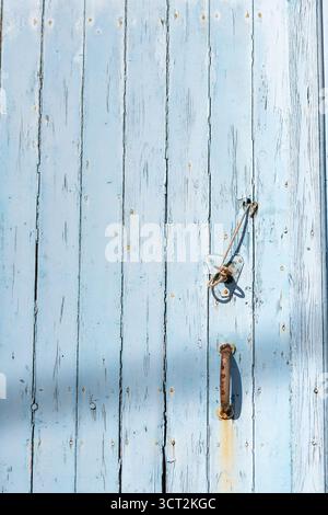 vieille porte en bois peinte en bleu avec vieux meubles rouillés et peinture décolorée Banque D'Images