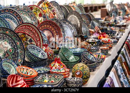 Samarcande, Ouzbékistan-13 août 2023 : vases et céramiques décorées exposés au bazar Siyob à Samarcande par une journée ensoleillée Banque D'Images