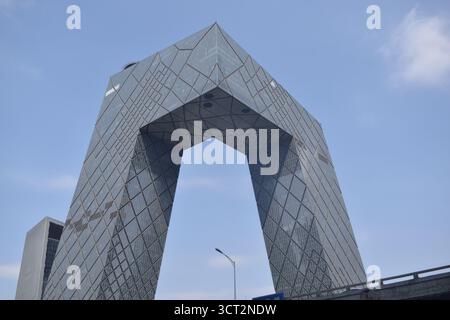 Le siège de la CCTV, également connu sous le nom de « Big Pants », est photographié de l'autre côté d'une autoroute dans le district de Chaoyang à Pékin, le 9 avril 2024. Banque D'Images