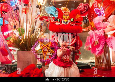 Hanoi, Vietnam. 3 octobre 2025. Un enfant pose devant des décorations festives pour le Festival de la mi-automne à Hanoi, Vietnam, le 3 octobre 2025. La rue Hang ma de Hanoi est décorée de couleurs vives avec des lanternes et des objets festifs pour le prochain festival de la mi-automne. Crédit : Dang Hong Dung/Xinhua/Alamy Live News Banque D'Images