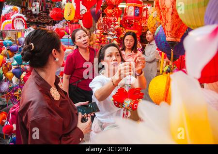 Hanoi, Vietnam. 3 octobre 2025. Les gens magasinent pour le Festival de la mi-automne à Hang ma Street à Hanoi, Vietnam, Oct. 3, 2025. La rue Hang ma de Hanoi est décorée de couleurs vives avec des lanternes et des objets festifs pour le prochain festival de la mi-automne. Crédit : Dang Hong Dung/Xinhua/Alamy Live News Banque D'Images