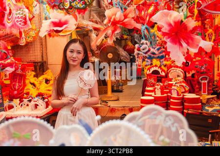 Hanoi, Vietnam. 3 octobre 2025. Une femme pose parmi les décorations à Hang ma Street à Hanoi, Vietnam, Oct. 3, 2025. La rue Hang ma de Hanoi est décorée de couleurs vives avec des lanternes et des objets festifs pour le prochain festival de la mi-automne. Crédit : Dang Hong Dung/Xinhua/Alamy Live News Banque D'Images