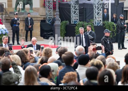 Le premier ministre Luc Frieden, le vice-premier ministre Xavier Bettel en foule, célébration de l'accession au trône du Grand-Duc Guillaume, Luxembourg, octobre Banque D'Images
