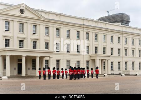 La « relève de la garde » est une cérémonie traditionnelle où les gardes protégeant le palais de Buckingham sont remplacés par un nouveau groupe de soldats, le roi. Banque D'Images