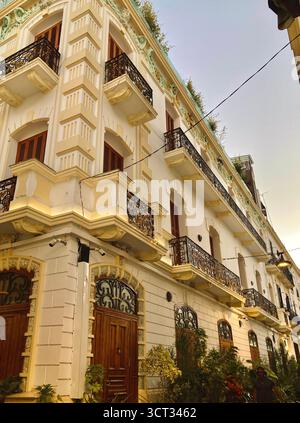 Elégant bâtiment de style méditerranéen orné de plantes et d'ornements architecturaux, Tanger, Maroc, 4 octobre 2025. Banque D'Images