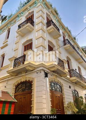 Elégant bâtiment de style méditerranéen orné de plantes et d'ornements architecturaux, Tanger, Maroc, 4 octobre 2025. Banque D'Images