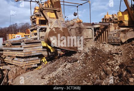 Godet bulldozer. Un bulldozer creuse un trou. Banque D'Images