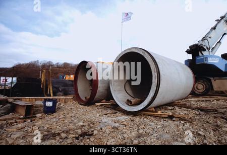 Irkoutsk, Russie - 24 mars 2017 : tuyaux en béton. Plate-forme avec équipement pour l'exploitation de pipelines. Pénétration de tuyau. Tuyaux d'un gazoduc, constr Banque D'Images