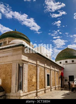 Mosquée islamique et école à Tunis, Tunisie. Dôme carrelé vert, façade en pierre sculptée et détails architecturaux traditionnels. Capturé le 22 septembre 2025 Banque D'Images