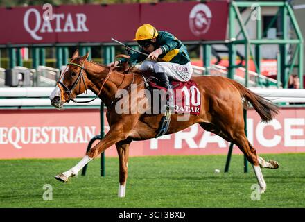 Paris, France, samedi 4 octobre 2025 ; consentement et jockey Luke Morris remportent le Groupe 1 Qatar Prix de Royallieu pour l’entraîneur Sir Mark Prescott et le propriétaire Denford Stud Crédit JTW Equine images / Alamy Live News. Banque D'Images