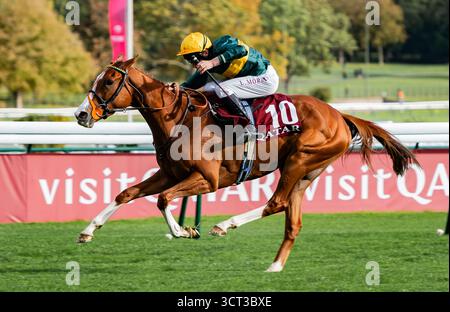 Paris, France, samedi 4 octobre 2025 ; consentement et jockey Luke Morris remportent le Groupe 1 Qatar Prix de Royallieu pour l’entraîneur Sir Mark Prescott et le propriétaire Denford Stud Crédit JTW Equine images / Alamy Live News. Banque D'Images