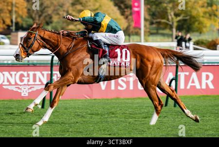 Paris, France, samedi 4 octobre 2025 ; consentement et jockey Luke Morris remportent le Groupe 1 Qatar Prix de Royallieu pour l’entraîneur Sir Mark Prescott et le propriétaire Denford Stud Crédit JTW Equine images / Alamy Live News. Banque D'Images