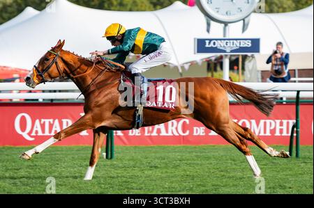 Paris, France, samedi 4 octobre 2025 ; consentement et jockey Luke Morris remportent le Groupe 1 Qatar Prix de Royallieu pour l’entraîneur Sir Mark Prescott et le propriétaire Denford Stud Crédit JTW Equine images / Alamy Live News. Banque D'Images