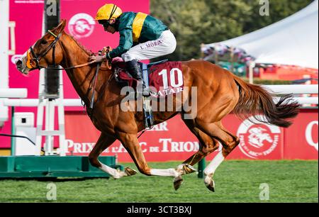 Paris, France, samedi 4 octobre 2025 ; consentement et jockey Luke Morris remportent le Groupe 1 Qatar Prix de Royallieu pour l’entraîneur Sir Mark Prescott et le propriétaire Denford Stud Crédit JTW Equine images / Alamy Live News. Banque D'Images