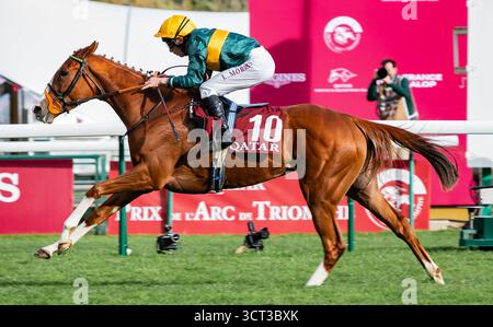 Paris, France, samedi 4 octobre 2025 ; consentement et jockey Luke Morris remportent le Groupe 1 Qatar Prix de Royallieu pour l’entraîneur Sir Mark Prescott et le propriétaire Denford Stud Crédit JTW Equine images / Alamy Live News. Banque D'Images
