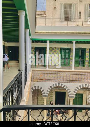 Cour intérieure de Dar Bach Hamba à Tunis, Tunisie. Architecture traditionnelle, arches rayées, murs carrelés et fontaine centrale. 22 septembre 2025 Banque D'Images