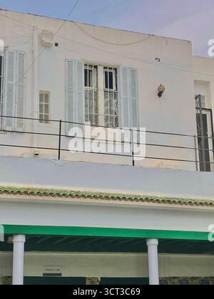Cour intérieure de Dar Bach Hamba à Tunis, Tunisie. Architecture traditionnelle, arches rayées, murs carrelés et fontaine centrale. 22 septembre 2025 Banque D'Images