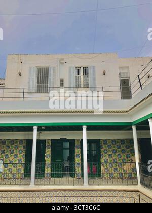 Cour intérieure de Dar Bach Hamba à Tunis, Tunisie. Architecture traditionnelle, arches rayées, murs carrelés et fontaine centrale. 22 septembre 2025 Banque D'Images