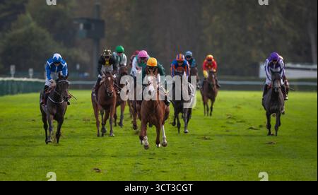 Paris, France, samedi 4 octobre 2025 ; consentement et jockey Luke Morris remportent le Groupe 1 Qatar Prix de Royallieu pour l’entraîneur Sir Mark Prescott et le propriétaire Denford Stud Crédit JTW Equine images / Alamy Live News. Banque D'Images