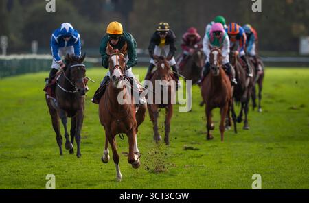 Paris, France, samedi 4 octobre 2025 ; consentement et jockey Luke Morris remportent le Groupe 1 Qatar Prix de Royallieu pour l’entraîneur Sir Mark Prescott et le propriétaire Denford Stud Crédit JTW Equine images / Alamy Live News. Banque D'Images