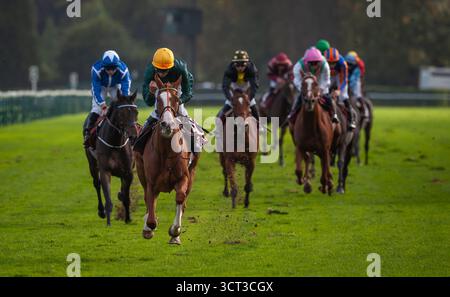 Paris, France, samedi 4 octobre 2025 ; consentement et jockey Luke Morris remportent le Groupe 1 Qatar Prix de Royallieu pour l’entraîneur Sir Mark Prescott et le propriétaire Denford Stud Crédit JTW Equine images / Alamy Live News. Banque D'Images