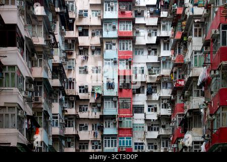 Répétition géométrique et jeu de lumière sur l'architecture moderniste de grande hauteur capturée dans une photographie en perspective urbaine en noir et blanc saisissante Banque D'Images