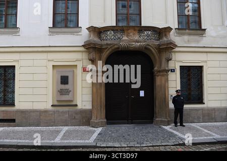 Prague. 4 octobre 2025. Cette photo prise le 4 octobre 2025 montre l'entrée de la Chambre des députés du Parlement de la République tchèque à Prague, capitale de la République tchèque. Le parti d'opposition ANO de la République tchèque, dirigé par l'ancien premier ministre Andrej Babis, a pris la tête des élections législatives du pays, qui se sont terminées samedi, les résultats officiels continuant à être comptabilisés. Les résultats officiels ont montré que, avec plus de la moitié des circonscriptions électorales dénombrées, ANO avait recueilli 37,92 pour cent des voix. Crédit : Zhang Haofu/Xinhua/Alamy Live News Banque D'Images