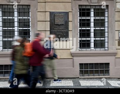 Prague, République tchèque. 4 octobre 2025. Les gens passent devant le Sénat du Parlement de la République tchèque à Prague, capitale de la République tchèque, le 4 octobre 2025. Le parti d'opposition ANO de la République tchèque, dirigé par l'ancien premier ministre Andrej Babis, a pris la tête des élections législatives du pays, qui se sont terminées samedi, les résultats officiels continuant à être comptabilisés. Les résultats officiels ont montré que, avec plus de la moitié des circonscriptions électorales dénombrées, ANO avait recueilli 37,92 pour cent des voix. Crédit : Zhang Haofu/Xinhua/Alamy Live News Banque D'Images