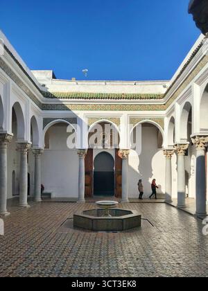 Cour intérieure d'un musée à Tanger, Maroc, avec des arcs et des colonnes islamiques. Photographié le 8 novembre 2019. Banque D'Images