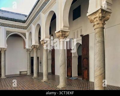 Cour intérieure du Musée de Tanger, vieille Médina, avec des colonnes de marbre et des détails architecturaux islamiques. Photographié le 8 novembre 2019. Banque D'Images