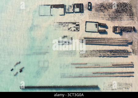 Vue aérienne des bancs d'huîtres à Cancale en Bretagne Banque D'Images