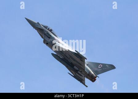 Duxford, Cambridgeshire, Royaume-Uni. 4 octobre 2025. Un Eurofighter Typhoon FGR.4 de la RAF piloté par le chef d'escadron Nathan Shawyer du 29e Escadron basé à la RAF Coningsby dans le Lincolnshire se met en scène lors de la finale de vol de l'IWM Duxford. Crédit : Stuart Robertson/Alamy Live News. Banque D'Images