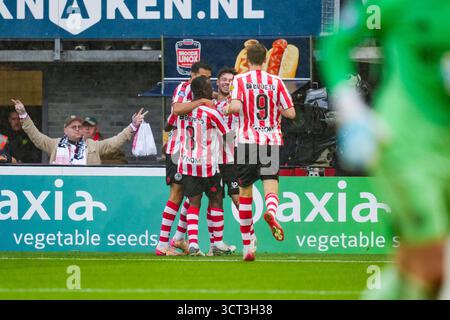 Rotterdam - Teo Quintero de Sparta Rotterdam, Joshua Kitolano de Sparta Rotterdam, Mitchell van Bergen de Sparta Rotterdam, Tobias Lauritsen de Sparta Rotterdam célébrant le 2-1 de Mitchell van Bergen de Sparta Rotterdam pendant la huitième manche de la saison Eredivisie 2025/2026. Le match se déroule entre le Sparta Rotterdam et l'Ajax au Het Kasteel le 4 octobre 2025 à Rotterdam, aux pays-Bas. (VK Sportphoto/Danny de Groot) Banque D'Images