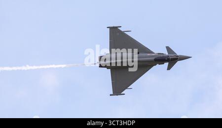 Duxford, Cambridgeshire, Royaume-Uni. 4 octobre 2025. Un Eurofighter Typhoon FGR.4 de la RAF piloté par le chef d'escadron Nathan Shawyer du 29e Escadron basé à la RAF Coningsby dans le Lincolnshire se met en scène lors de la finale de vol de l'IWM Duxford. Crédit : Stuart Robertson/Alamy Live News. Banque D'Images