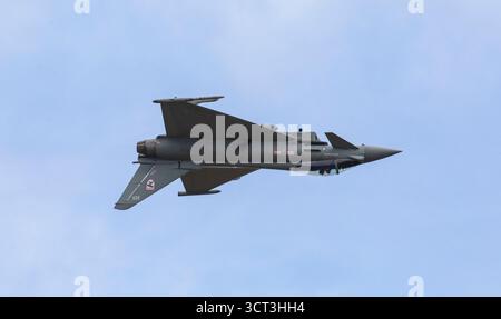 Duxford, Cambridgeshire, Royaume-Uni. 4 octobre 2025. Un Eurofighter Typhoon FGR.4 de la RAF piloté par le chef d'escadron Nathan Shawyer du 29e Escadron basé à la RAF Coningsby dans le Lincolnshire se met en scène lors de la finale de vol de l'IWM Duxford. Crédit : Stuart Robertson/Alamy Live News. Banque D'Images