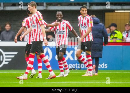 Rotterdam - Joshua Kitolano de Sparta Rotterdam, Teo Quintero de Sparta Rotterdam célébrant le 3-1 lors de la huitième manche de la saison Eredivisie 2025/2026. Le match se déroule entre le Sparta Rotterdam et l'Ajax au Het Kasteel le 4 octobre 2025 à Rotterdam, aux pays-Bas. (VK Sportphoto/Danny de Groot) Banque D'Images