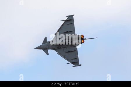 Duxford, Cambridgeshire, Royaume-Uni. 4 octobre 2025. Un Eurofighter Typhoon FGR.4 de la RAF piloté par le chef d'escadron Nathan Shawyer du 29e Escadron basé à la RAF Coningsby dans le Lincolnshire se met en scène lors de la finale de vol de l'IWM Duxford. Crédit : Stuart Robertson/Alamy Live News. Banque D'Images