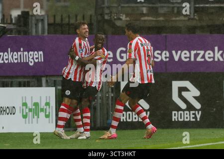Rotterdam, pays-Bas. 04 octobre 2025. ROTTERDAM, PAYS-BAS - 4 OCTOBRE : Mitchell van Bergen du Sparta Rotterdam, Joshua Kitolano du Sparta Rotterdam, Teo Quintero du Sparta Rotterdam célèbrent leur victoire après avoir marqué le deuxième but de l'équipe lors du match néerlandais Eredivisie entre le Sparta Rotterdam et l'AFC Ajax au Sparta-stadion Het Kasteel le 4 octobre 2025 à Rotterdam, pays-Bas. (Photo de Hans van der Valk/Orange Pictures) crédit : Orange pics BV/Alamy Live News Banque D'Images