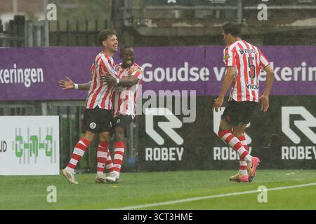 Rotterdam, pays-Bas. 04 octobre 2025. ROTTERDAM, PAYS-BAS - 4 OCTOBRE : Mitchell van Bergen du Sparta Rotterdam, Joshua Kitolano du Sparta Rotterdam, Teo Quintero du Sparta Rotterdam célèbrent leur victoire après avoir marqué le deuxième but de l'équipe lors du match néerlandais Eredivisie entre le Sparta Rotterdam et l'AFC Ajax au Sparta-stadion Het Kasteel le 4 octobre 2025 à Rotterdam, pays-Bas. (Photo de Hans van der Valk/Orange Pictures) crédit : Orange pics BV/Alamy Live News Banque D'Images