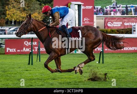 Paris, France, samedi 4 octobre 2025 ; First look et le jockey Mickael Barzalona remportent le Groupe 2 Qatar Prix Dollar pour l’entraîneur André Fabre et le propriétaire Wathnan Racing. Crédit JTW Equine images / Alamy Live News. Banque D'Images
