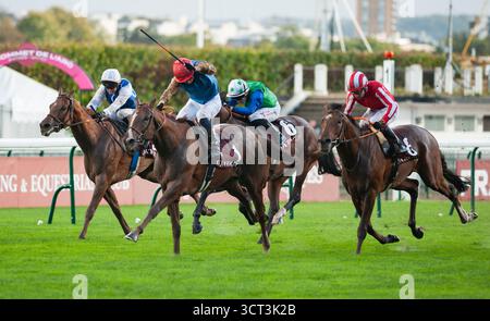 Paris, France, samedi 4 octobre 2025 ; First look et le jockey Mickael Barzalona remportent le Groupe 2 Qatar Prix Dollar pour l’entraîneur André Fabre et le propriétaire Wathnan Racing. Crédit JTW Equine images / Alamy Live News. Banque D'Images