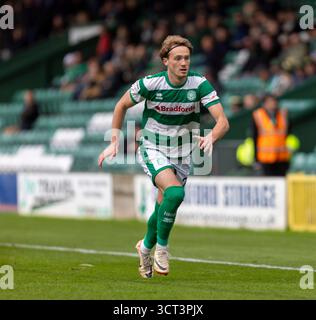 Yeovil, Royaume-Uni. 04 octobre 2025. Harvey Greenslade de Yeovil Town organise un match de l'Enterprise National League entre Yeovil Town et Boreham Wood au stade Huish Park, Yeovil photo by Credit : Martin Edwards/Alamy Live News Banque D'Images