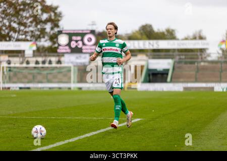 Yeovil, Royaume-Uni. 04 octobre 2025. Harvey Greenslade de Yeovil Town poursuit le match de l'Enterprise National League entre Yeovil Town et Boreham Wood au stade Huish Park, Yeovil photo by Credit : Martin Edwards/Alamy Live News Banque D'Images