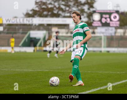 Yeovil, Royaume-Uni. 04 octobre 2025. Harvey Greenslade de Yeovil Town repasse le ballon au match de Keeper Enterprise National League entre Yeovil Town et Boreham Wood au stade Huish Park, Yeovil photo by Credit : Martin Edwards/Alamy Live News Banque D'Images