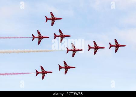 Duxford, Cambridgeshire, Royaume-Uni. 4 octobre 2025. L'équipe de voltige de la RAF, les Red Arrows, exécutent « Concorde » avec seulement 8 jets car on ne pouvait pas afficher pour des raisons techniques. C'était leur dernière exposition publique de la saison de vol 2025. Crédit : Stuart Robertson/Alamy Live News.. Banque D'Images