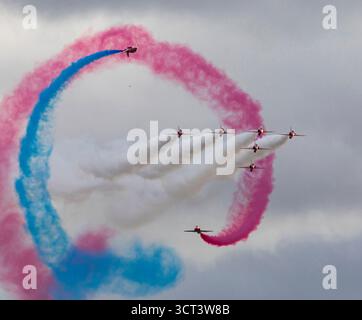 Duxford, Cambridgeshire, Royaume-Uni. 4 octobre 2025. L'équipe de voltige de la RAF, les Red Arrows, exécute « Tornado » où six (généralement sept) avions tournent de gauche à droite à 45 degrés tandis que deux avions roulent autour d'eux. Il s'agit de la dernière présentation publique des Red Arrows en 2025. Crédit : Stuart Robertson/Alamy Live News. Banque D'Images