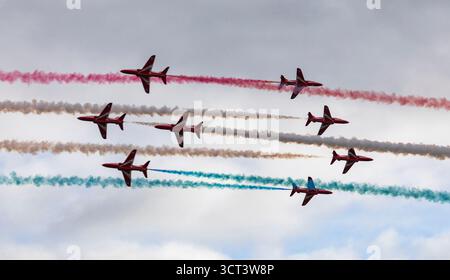 Duxford, Cambridgeshire, Royaume-Uni. 4 octobre 2025. L'équipe de voltige de la RAF, les Red Arrows, effectue des passes d'opposition spectaculaires à grande vitesse lors de la finale de vol de Duxford, leur dernière exposition publique de la saison de vol 2025. Cette manœuvre est appelée la passe de 5-4, mais en raison d'un avion qui n'a pas pu s'afficher en raison d'un problème de maintenance, il s'agissait d'une passe de 4-4 impromptue ! Crédit : Stuart Robertson/Alamy Live News. Banque D'Images