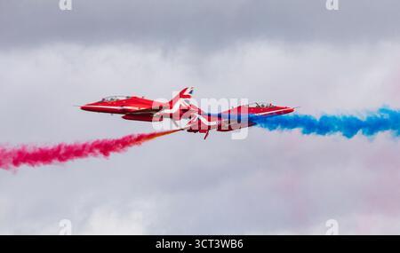 Duxford, Cambridgeshire, Royaume-Uni. 4 octobre 2025. L'équipe de voltige de la RAF, les Red Arrows, effectue des passes d'opposition spectaculaires à grande vitesse lors de la finale de vol de Duxford, leur dernière exposition publique de la saison de vol 2025. Les vents violents attisés par la tempête Amy a presque forcé l'annulation de l'affichage. Crédit : Stuart Robertson/Alamy Live News. Banque D'Images